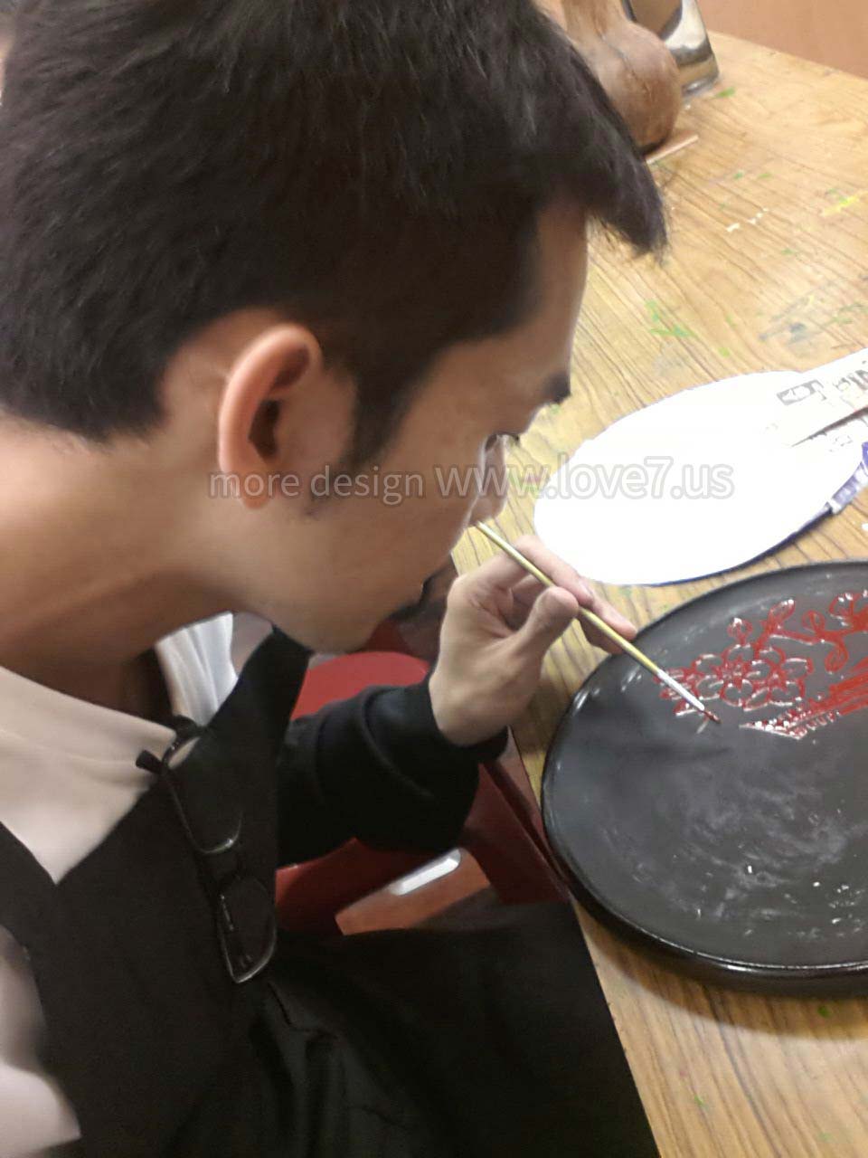一層一層堆疊後再運用雕塑方法剔掉多餘邊際即可形成混厚的漆理古代可稱為剔紅剔黃剔藍剔綠