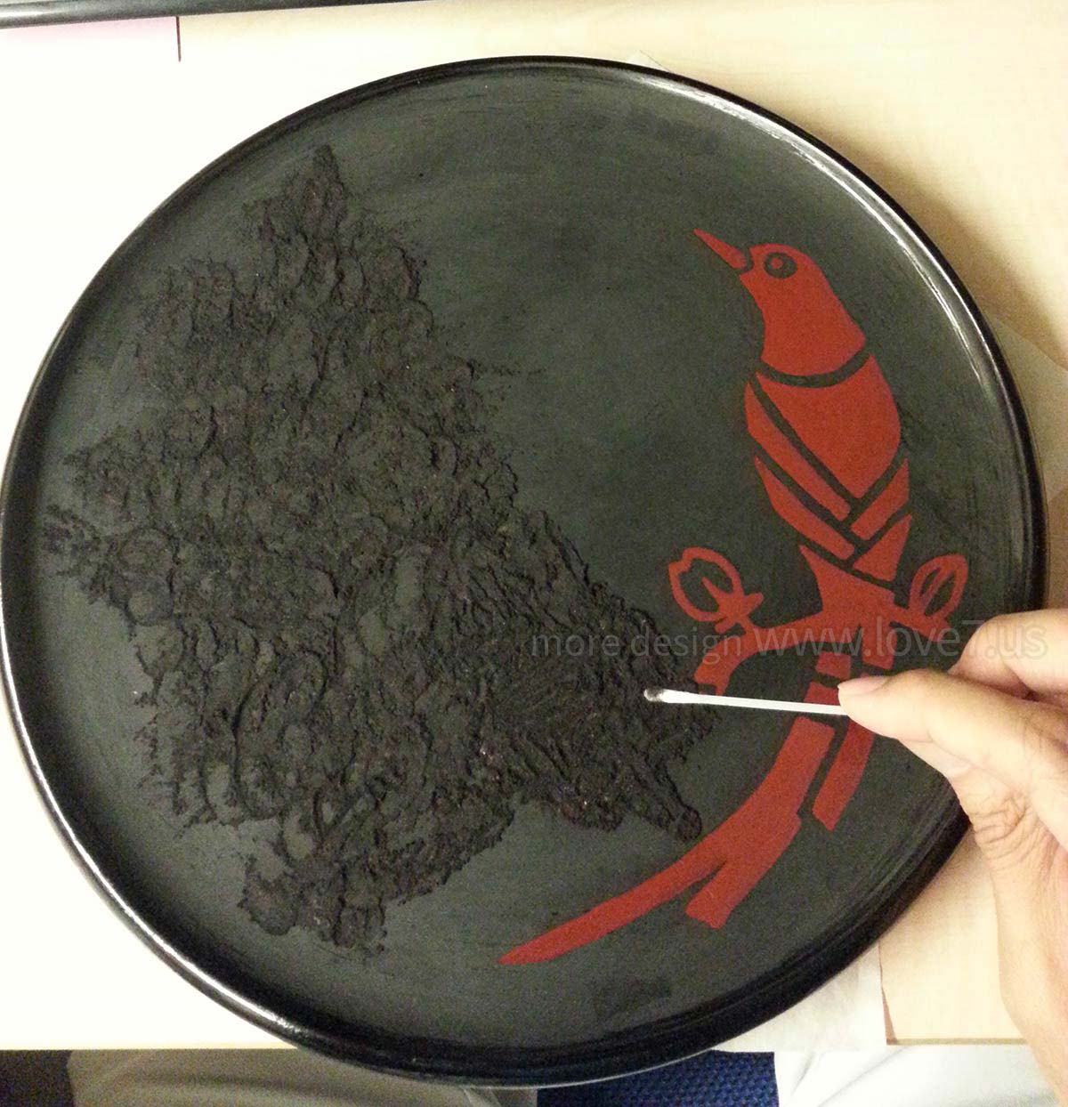 黑色漆盤為底，將朱紅漆一層一層堆高做仿古，