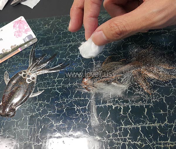 使用許多顏色的乾漆粉將圖案堆高後就形成立體感的肉合及有顏色的研出立體漆後等待全乾就可水磨