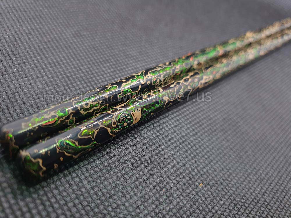 筷子的漆工藝為日本家家戶戶都有的生活用品,製法技法也很多,所以價格是依漆工技法而不同