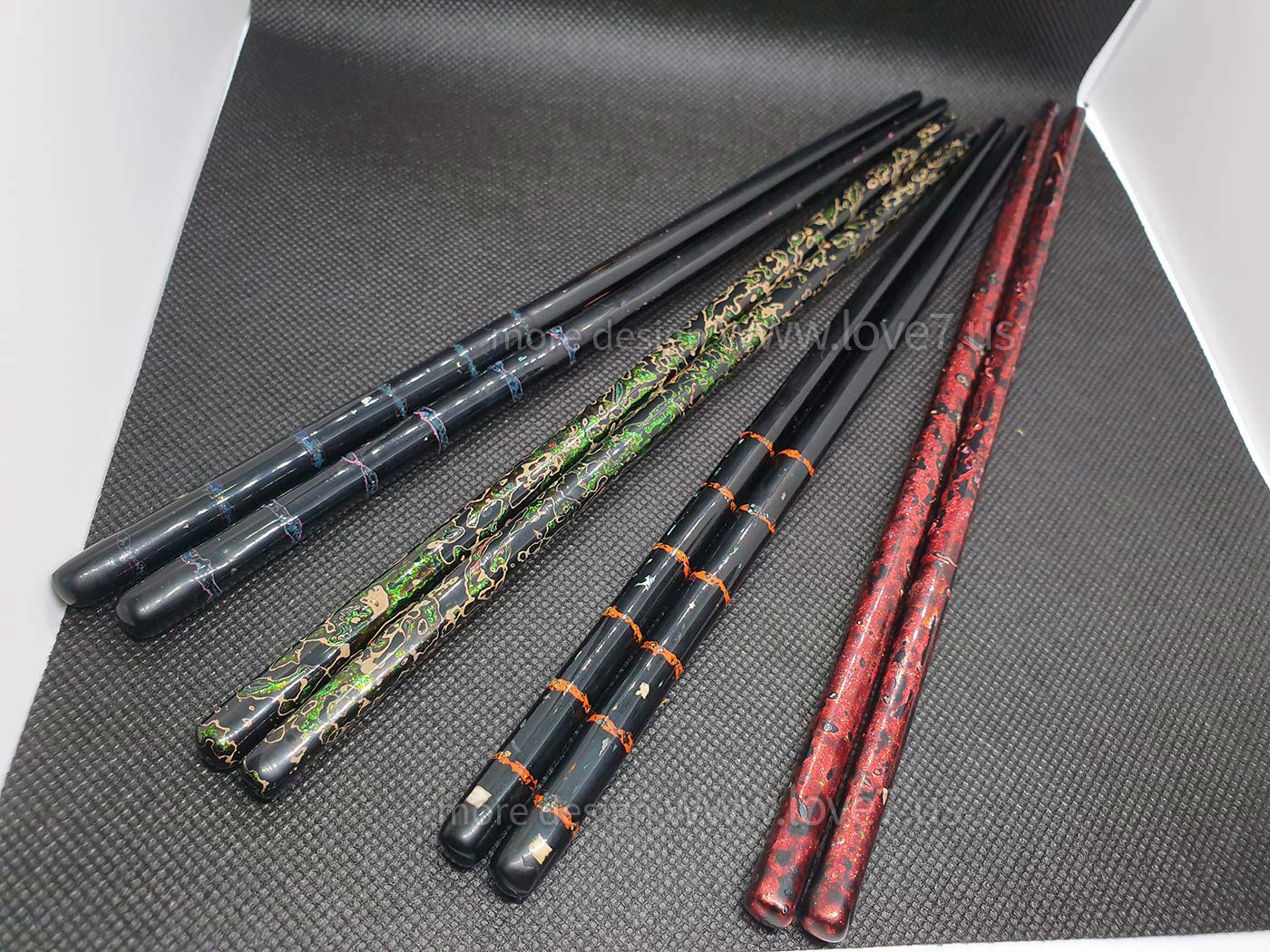 漆筷鑲嵌有貝殼貝類及各式金銀箔，以及運用些漆技法